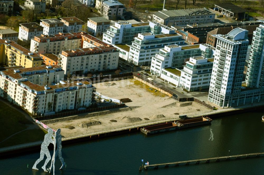 Berlin von oben - Baustelle zum Neubau des Hochhaus- Gebäudekomplexes am Ufer der Spree entlang der Fanny-Zobel-Straße im Ortsteil Treptow in Berlin, Deutschland