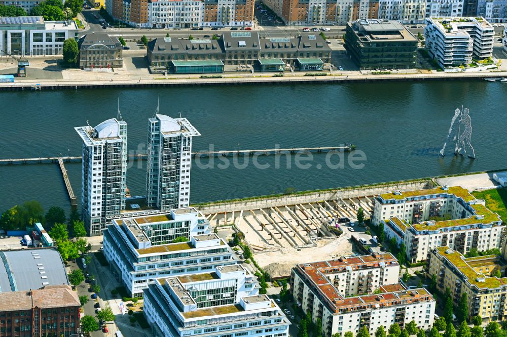 Luftaufnahme Berlin - Baustelle zum Neubau des Hochhaus- Gebäudekomplexes am Ufer der Spree entlang der Fanny-Zobel-Straße im Ortsteil Treptow in Berlin, Deutschland