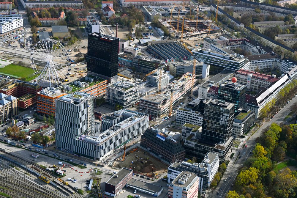 Luftbild München - Baustelle zum Neubau des Hochhaus- Gebäudekomplexes im Werksviertel im Ortsteil Berg am Laim in München im Bundesland Bayern, Deutschland