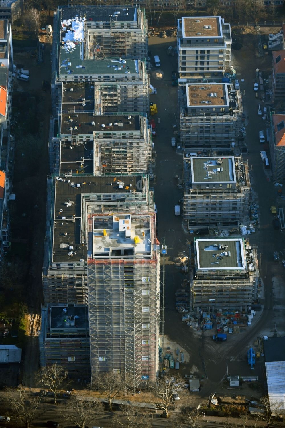 Luftaufnahme Berlin - Baustelle zum Neubau des Hochhaus- Gebäudekomplexes Wohnpark St. Marien im Ortsteil Neukölln in Berlin, Deutschland