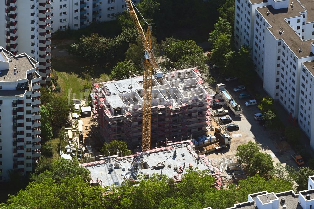 Berlin von oben - Baustelle zum Neubau des Hochhaus- Gebäudekomplexes Wohnturm am Theodor-Loos-Weg in Berlin, Deutschland