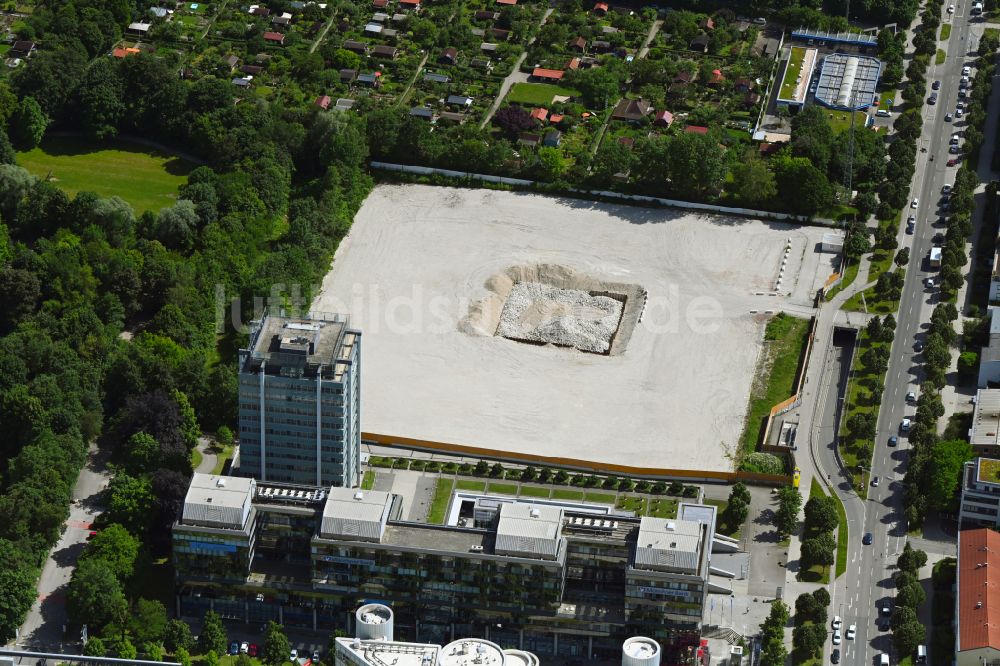 Luftaufnahme München - Baustelle zum Neubau des Hochhaus- Gebäudekomplexes Zentrale der Bayerischen Versorgungskammer (BVK) in München im Bundesland Bayern, Deutschland