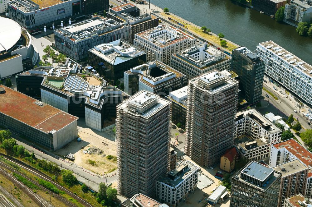 Luftbild Berlin - Baustelle zum Neubau des Hochhausensembles Max und Moritz Quartier UPSIDE BERLIN im Bezirk Friedrichshain in Berlin