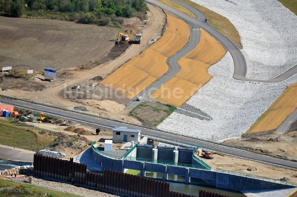 Luftbild Zitschen - Baustelle zum Neubau eines Hochwassereinlaufbauwerk am westlichen Ufer des Zwenkauer Sees bei Zitschen im Bundesland Sachsen