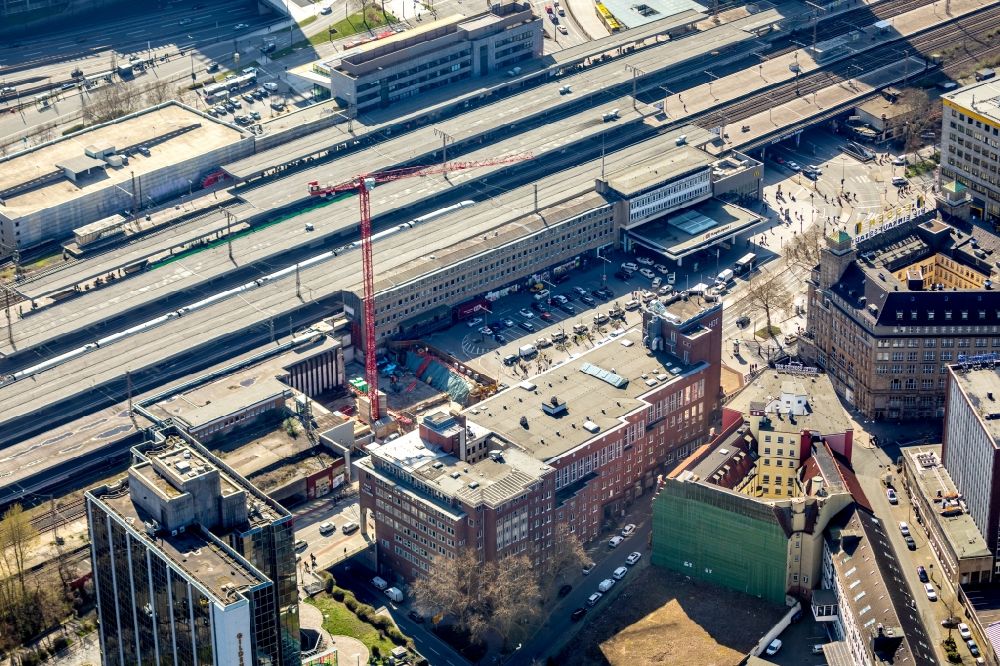 Luftaufnahme Essen - Baustelle zum Neubau der Hotelanlage am Hauptbahnhof in Essen im Bundesland Nordrhein-Westfalen, Deutschland