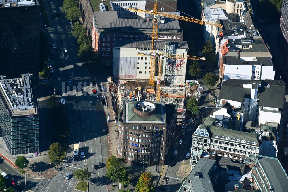 Luftbild Hamburg - Baustelle zum Neubau der Hotelanlage Motel One Kontorhaus am Hopfensack - Willy-Brandt-Straße in Hamburg, Deutschland