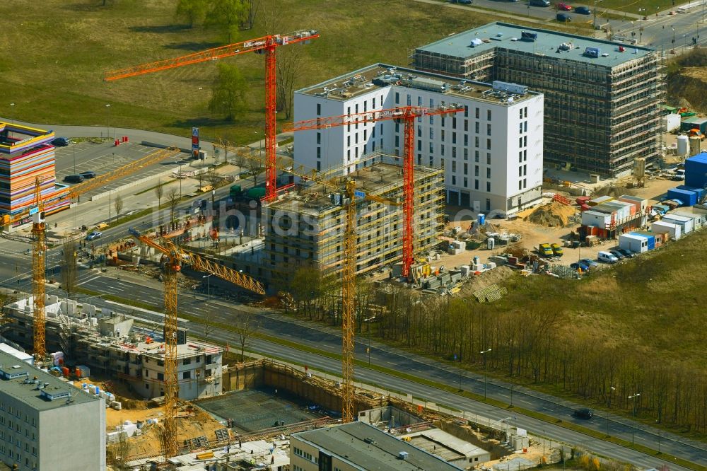 Luftbild Berlin - Baustelle zum Neubau einer Hotelanlage im Ortsteil Bohnsdorf in Berlin, Deutschland