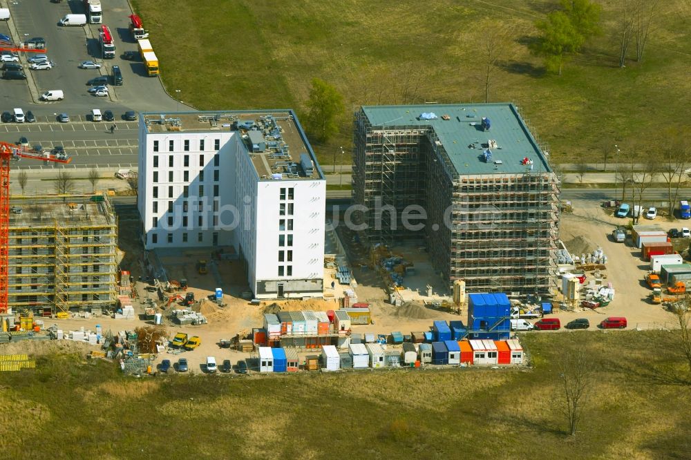 Berlin von oben - Baustelle zum Neubau einer Hotelanlage im Ortsteil Bohnsdorf in Berlin, Deutschland