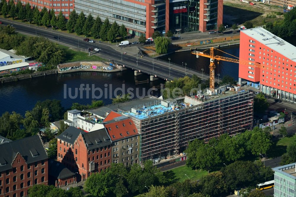Luftbild Berlin - Baustelle zum Neubau der Hotelanlage Stralauer Platz - An der Schillingbrücke im Ortsteil Friedrichshain in Berlin, Deutschland