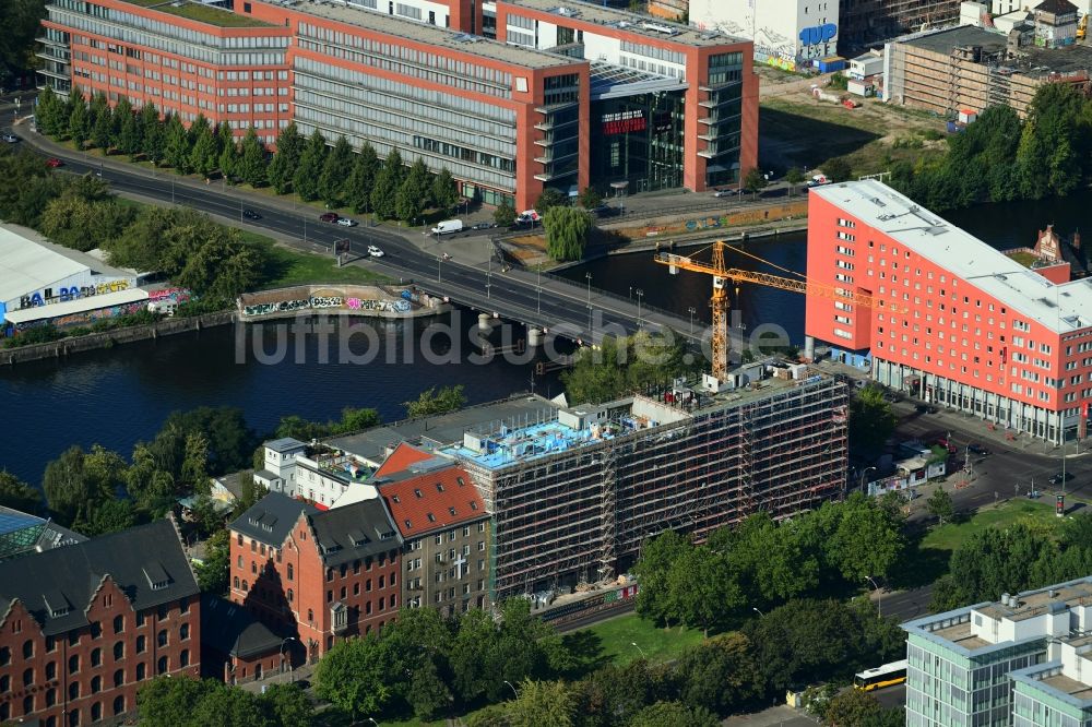 Luftaufnahme Berlin - Baustelle zum Neubau der Hotelanlage Stralauer Platz - An der Schillingbrücke im Ortsteil Friedrichshain in Berlin, Deutschland