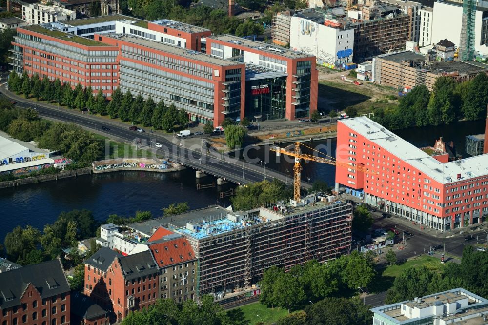 Berlin von oben - Baustelle zum Neubau der Hotelanlage Stralauer Platz - An der Schillingbrücke im Ortsteil Friedrichshain in Berlin, Deutschland