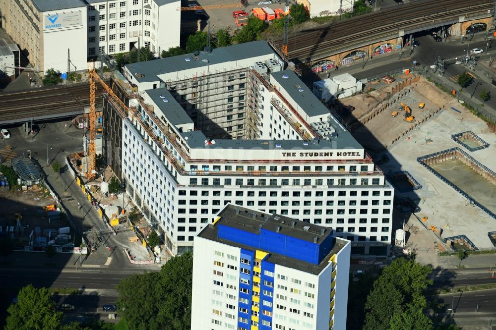 Berlin aus der Vogelperspektive: Baustelle zum Neubau der Hotelanlage The Student Hotel Berlin im Ortsteil Mitte in Berlin, Deutschland