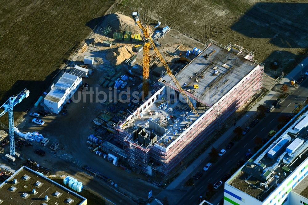 Berlin aus der Vogelperspektive: Baustelle zum Neubau des Institut für Produktqualität im Ortsteil Adlershof in Berlin, Deutschland