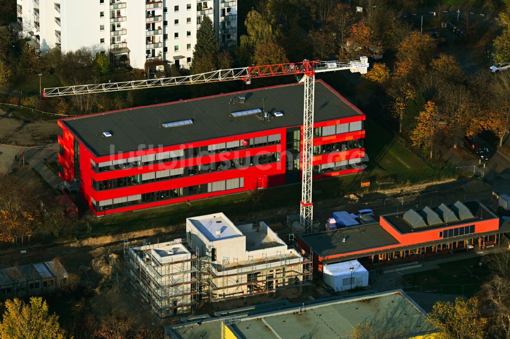 Berlin aus der Vogelperspektive: Baustelle zum Neubau Kinderforscherzentrum Helleum 2 in Berlin, Deutschland