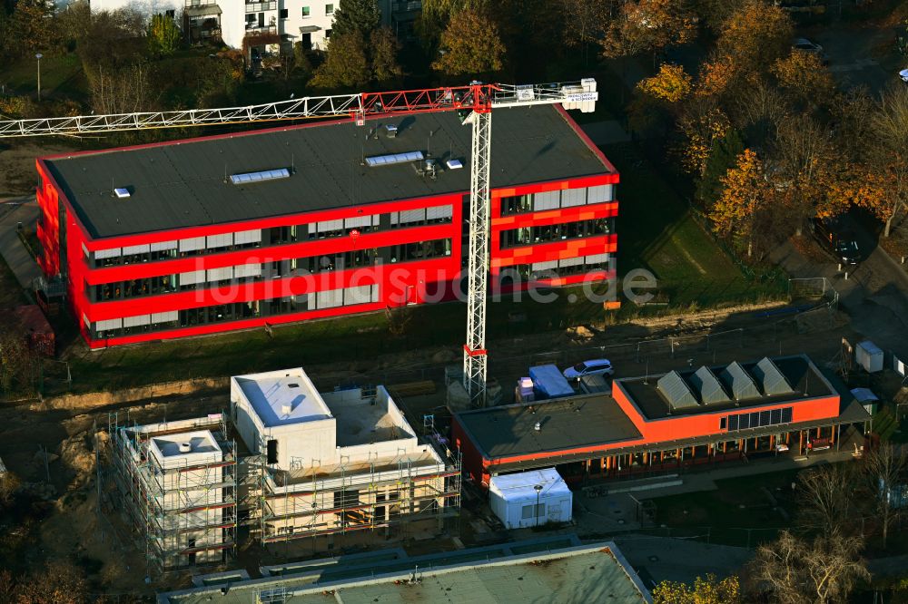 Luftbild Berlin - Baustelle zum Neubau Kinderforscherzentrum Helleum 2 in Berlin, Deutschland
