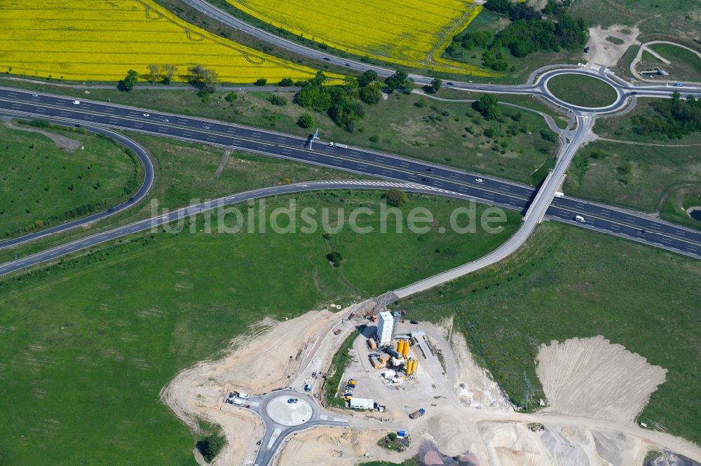 Waltersdorf von oben - Baustelle zum Neubau der Kreisverkehr - Straßenführung Hugo-Eckner-Allee in Waltersdorf im Bundesland Brandenburg, Deutschland