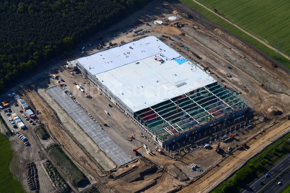 Luftaufnahme Kiekebusch - Baustelle zum Neubau eines Logistikzentrum des Internethändlers Amazon in Kiekebusch im Bundesland Brandenburg, Deutschland