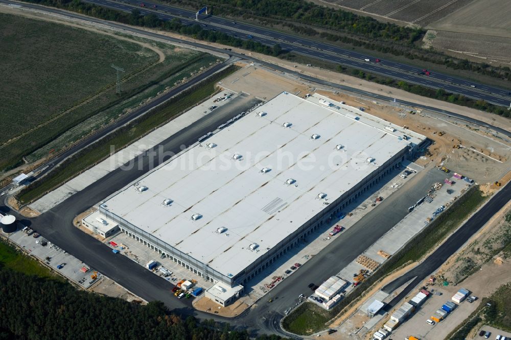 Luftaufnahme Kiekebusch - Baustelle zum Neubau eines Logistikzentrum des Internethändlers Amazon in Kiekebusch im Bundesland Brandenburg, Deutschland