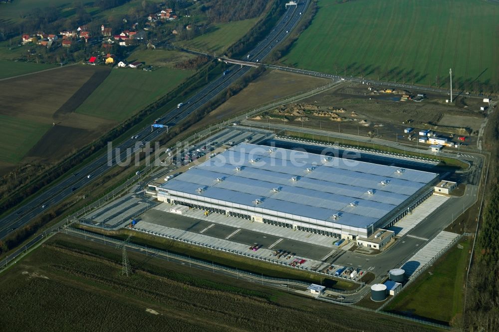 Luftbild Kiekebusch - Baustelle zum Neubau eines Logistikzentrum des Internethändlers Amazon in Kiekebusch im Bundesland Brandenburg, Deutschland