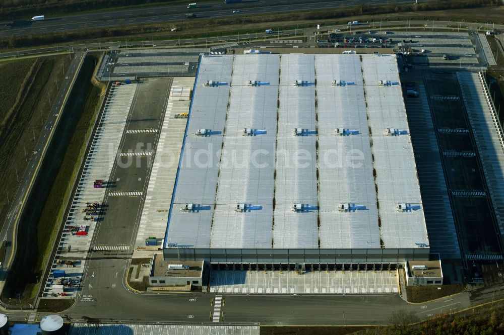 Kiekebusch von oben - Baustelle zum Neubau eines Logistikzentrum des Internethändlers Amazon in Kiekebusch im Bundesland Brandenburg, Deutschland