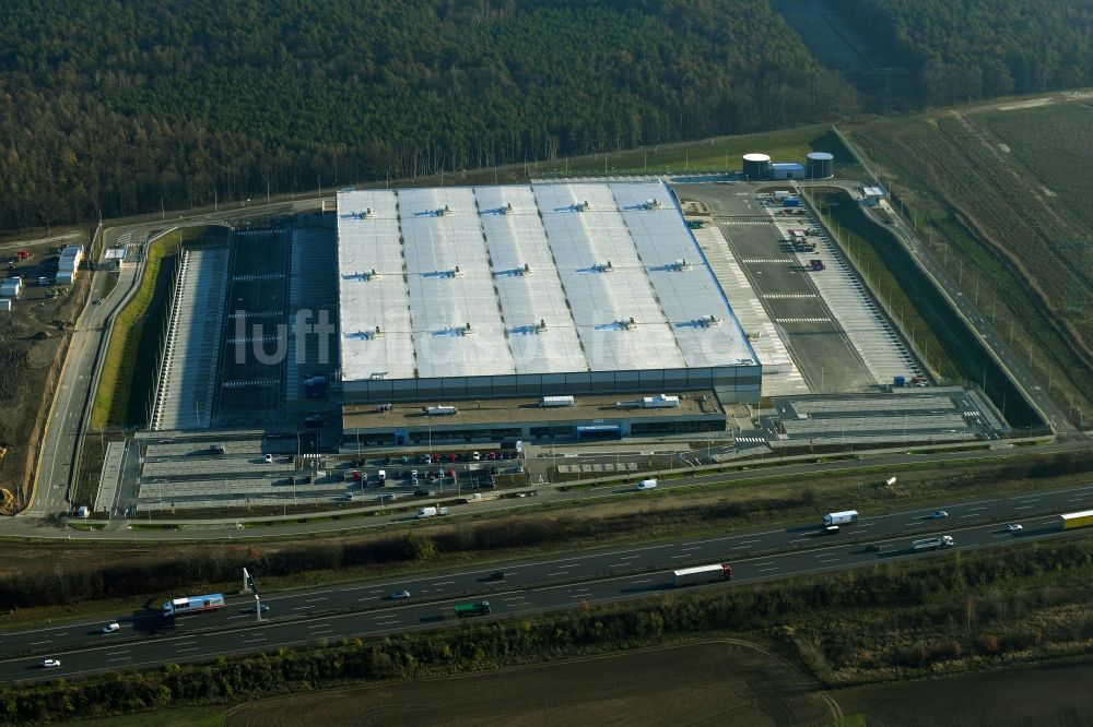 Kiekebusch von oben - Baustelle zum Neubau eines Logistikzentrum des Internethändlers Amazon in Kiekebusch im Bundesland Brandenburg, Deutschland