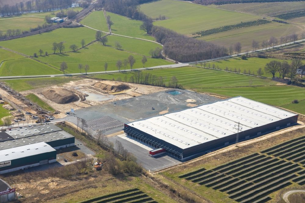 Meschede von oben - Baustelle zum Neubau eines Logistikzentrums der Briloner Leuchten GmbH & Co. KG in Meschede im Bundesland Nordrhein-Westfalen, Deutschland