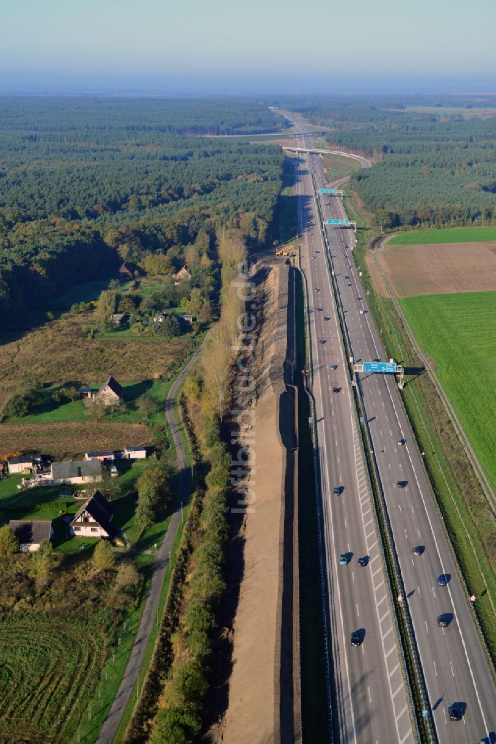 Luftaufnahme Neu Vehlefanz - Baustelle zum Neubau eines Lärmschutzwalles beim Um- und Ausbau des Autobahndreieck AD Havelland im Bundesland Brandenburg