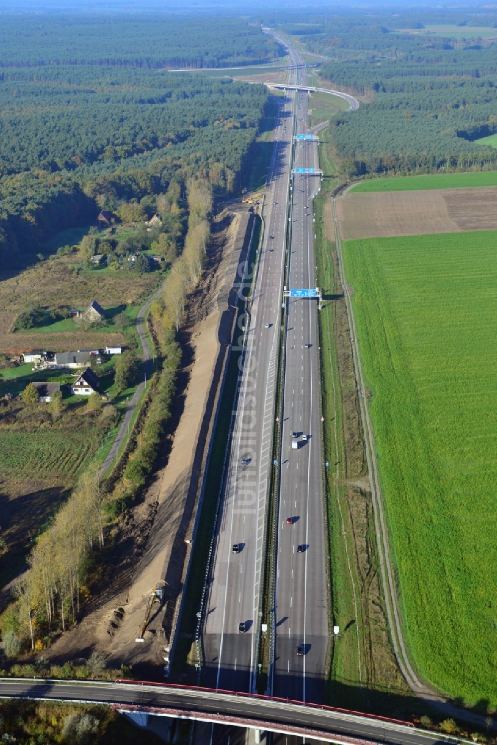 Luftbild Neu Vehlefanz - Baustelle zum Neubau eines Lärmschutzwalles beim Um- und Ausbau des Autobahndreieck AD Havelland im Bundesland Brandenburg