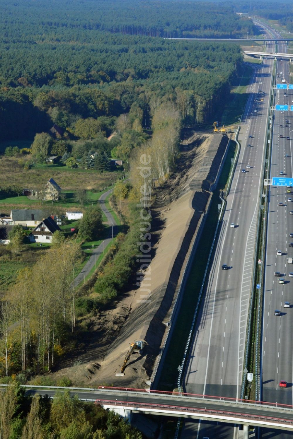 Luftbild Neu Vehlefanz - Baustelle zum Neubau eines Lärmschutzwalles beim Um- und Ausbau des Autobahndreieck AD Havelland im Bundesland Brandenburg