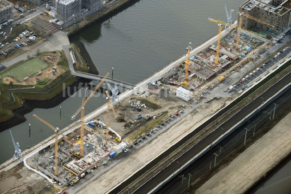 Hamburg von oben - Baustelle zum Neubau einer Mehrfamilienhaus-Wohnanlage an der Baakenallee im Ortsteil HafenCity in Hamburg, Deutschland