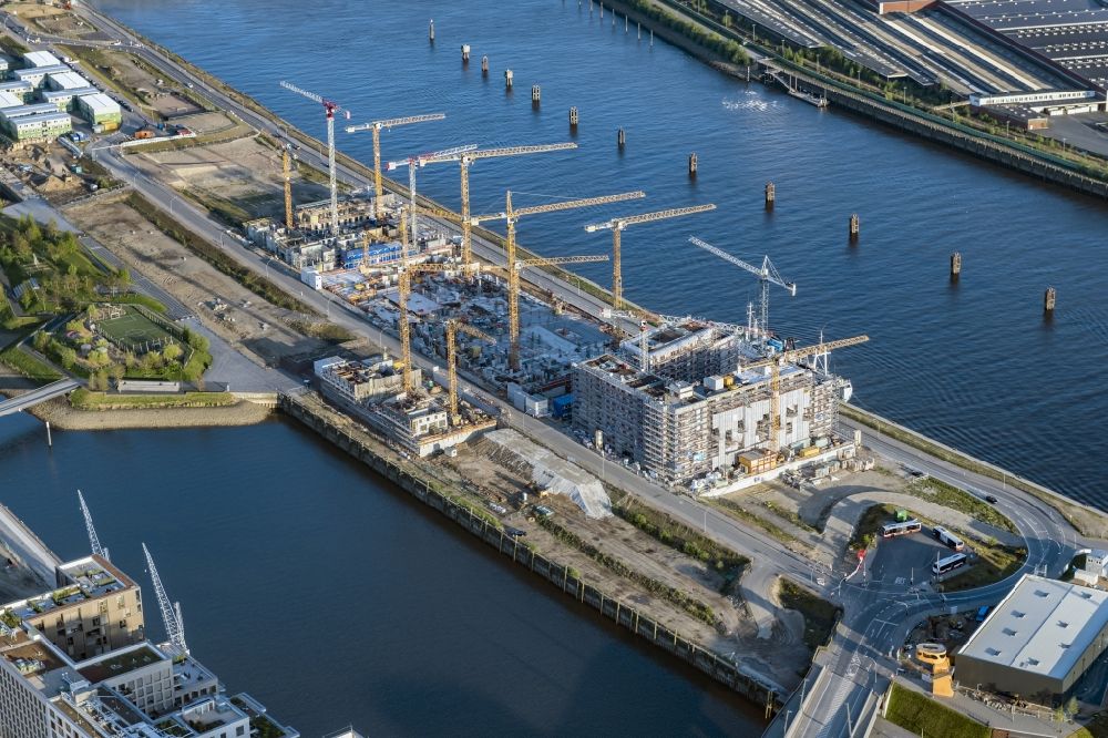 Luftaufnahme Hamburg - Baustelle zum Neubau einer Mehrfamilienhaus-Wohnanlage Baakenhafen an der Baakenallee in Hamburg, Deutschland