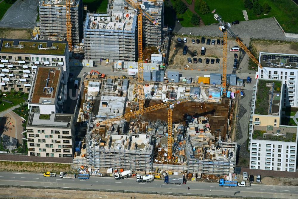 Hamburg von oben - Baustelle zum Neubau einer Mehrfamilienhaus-Wohnanlage am Baakenhafen Baufeld 99 entlang der Baakenallee in Hamburg, Deutschland
