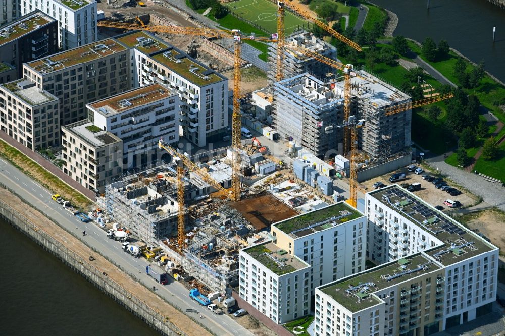 Hamburg von oben - Baustelle zum Neubau einer Mehrfamilienhaus-Wohnanlage am Baakenhafen Baufeld 99 entlang der Baakenallee in Hamburg, Deutschland