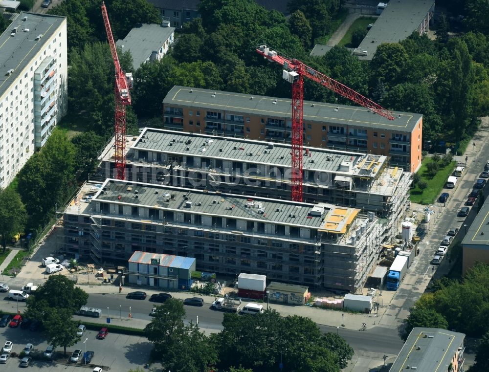 Berlin von oben - Baustelle zum Neubau einer Mehrfamilienhaus-Wohnanlage Balatonstraße Ecke Volkradstraße im Ortsteil Friedrichsfelde in Berlin