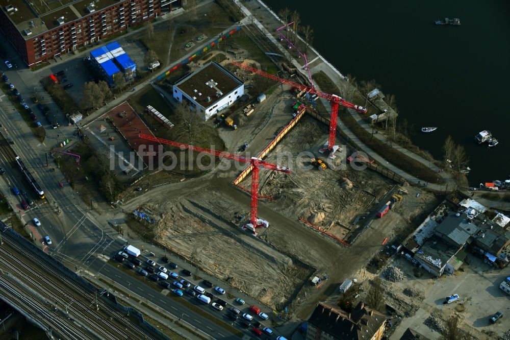 Luftbild Berlin - Baustelle zum Neubau einer Mehrfamilienhaus-Wohnanlage My Bay - My Way im Ortsteil Rummelsburg in Berlin, Deutschland