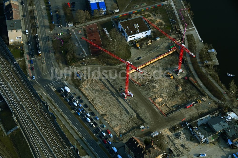 Luftaufnahme Berlin - Baustelle zum Neubau einer Mehrfamilienhaus-Wohnanlage My Bay - My Way im Ortsteil Rummelsburg in Berlin, Deutschland