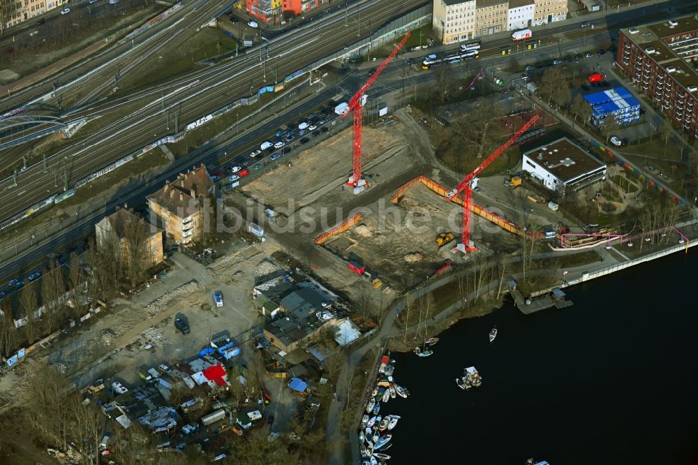 Luftaufnahme Berlin - Baustelle zum Neubau einer Mehrfamilienhaus-Wohnanlage My Bay - My Way im Ortsteil Rummelsburg in Berlin, Deutschland