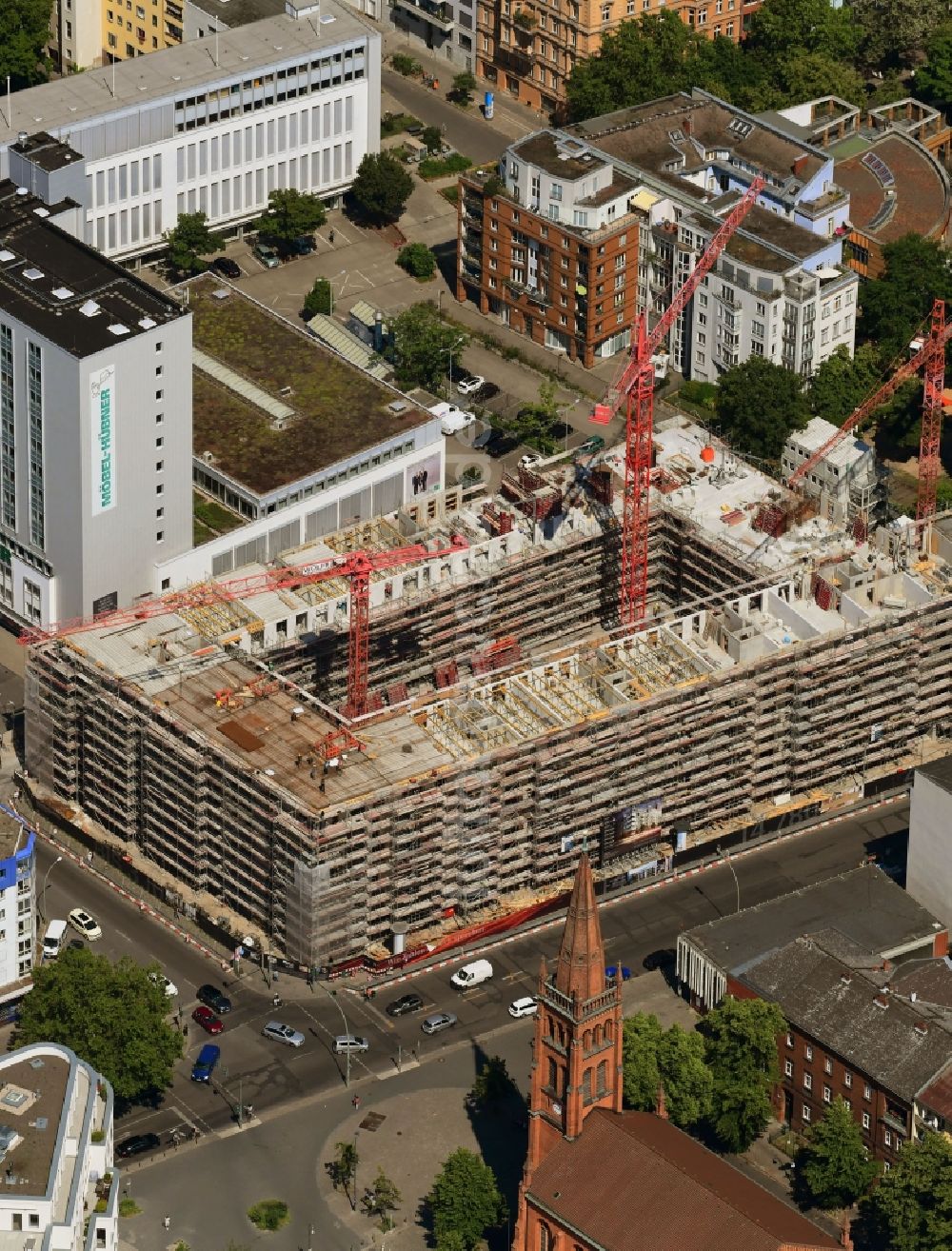 Berlin von oben - Baustelle zum Neubau einer Mehrfamilienhaus-Wohnanlage in Berlin, Deutschland