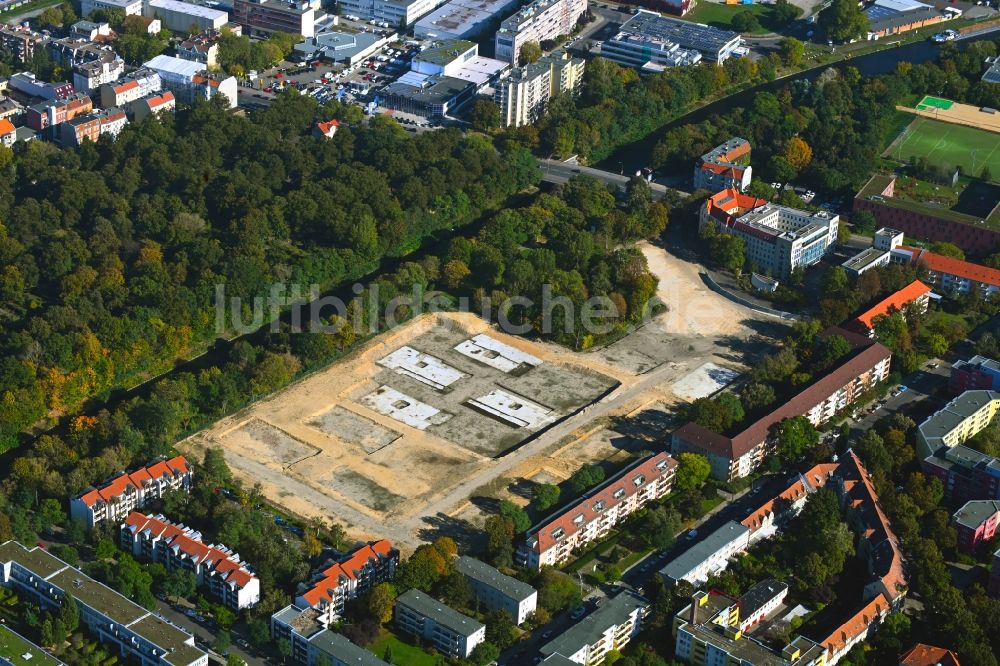 Berlin von oben - Baustelle zum Neubau einer Mehrfamilienhaus-Wohnanlage an der Buschkrugallee im Ortsteil Britz in Berlin, Deutschland