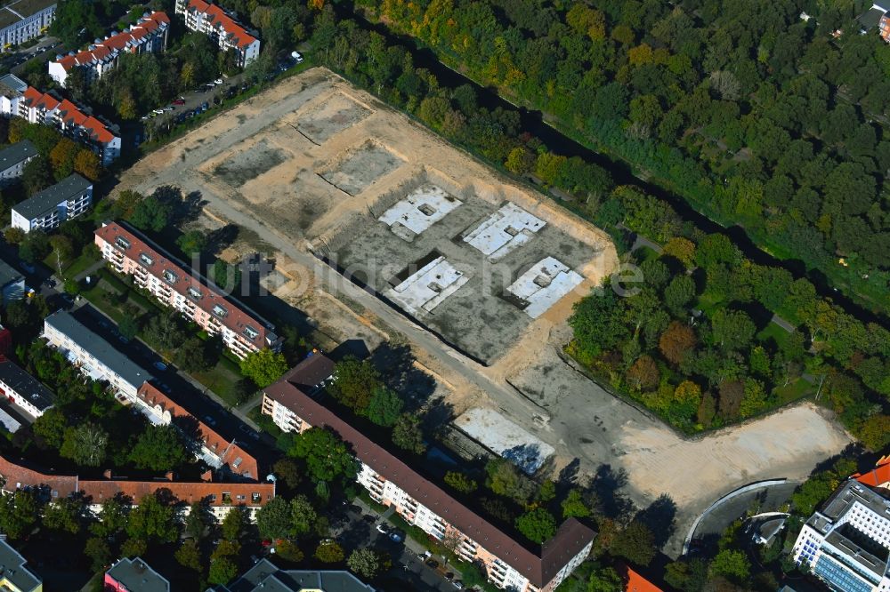 Luftbild Berlin - Baustelle zum Neubau einer Mehrfamilienhaus-Wohnanlage an der Buschkrugallee im Ortsteil Britz in Berlin, Deutschland