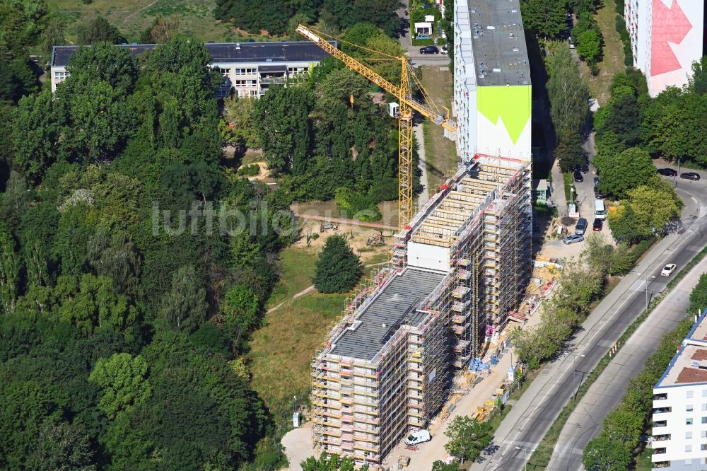 Berlin von oben - Baustelle zum Neubau einer Mehrfamilienhaus-Wohnanlage an der Cecilienstraße in Berlin, Deutschland