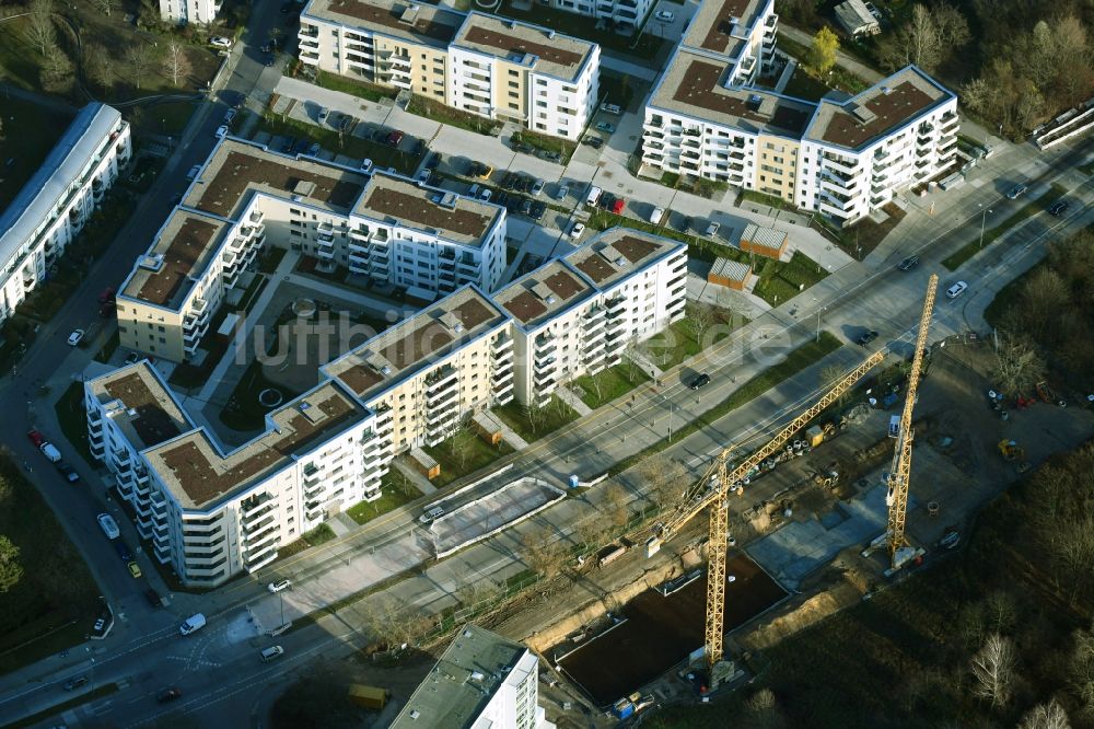 Berlin aus der Vogelperspektive: Baustelle zum Neubau einer Mehrfamilienhaus-Wohnanlage an der Cecilienstraße im Ortsteil Biesdorf in Berlin, Deutschland