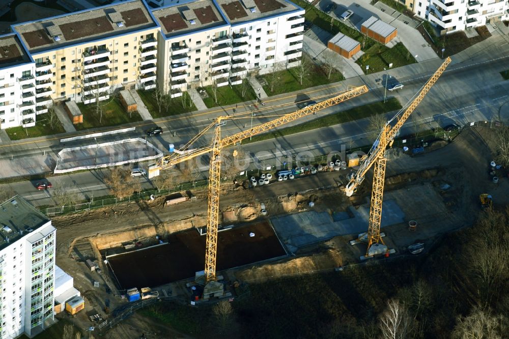 Luftbild Berlin - Baustelle zum Neubau einer Mehrfamilienhaus-Wohnanlage an der Cecilienstraße im Ortsteil Biesdorf in Berlin, Deutschland