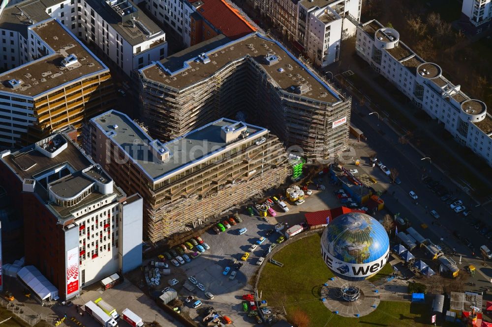Berlin aus der Vogelperspektive: Baustelle zum Neubau einer Mehrfamilienhaus-Wohnanlage Charlie Livin in Mitte in Berlin, Deutschland