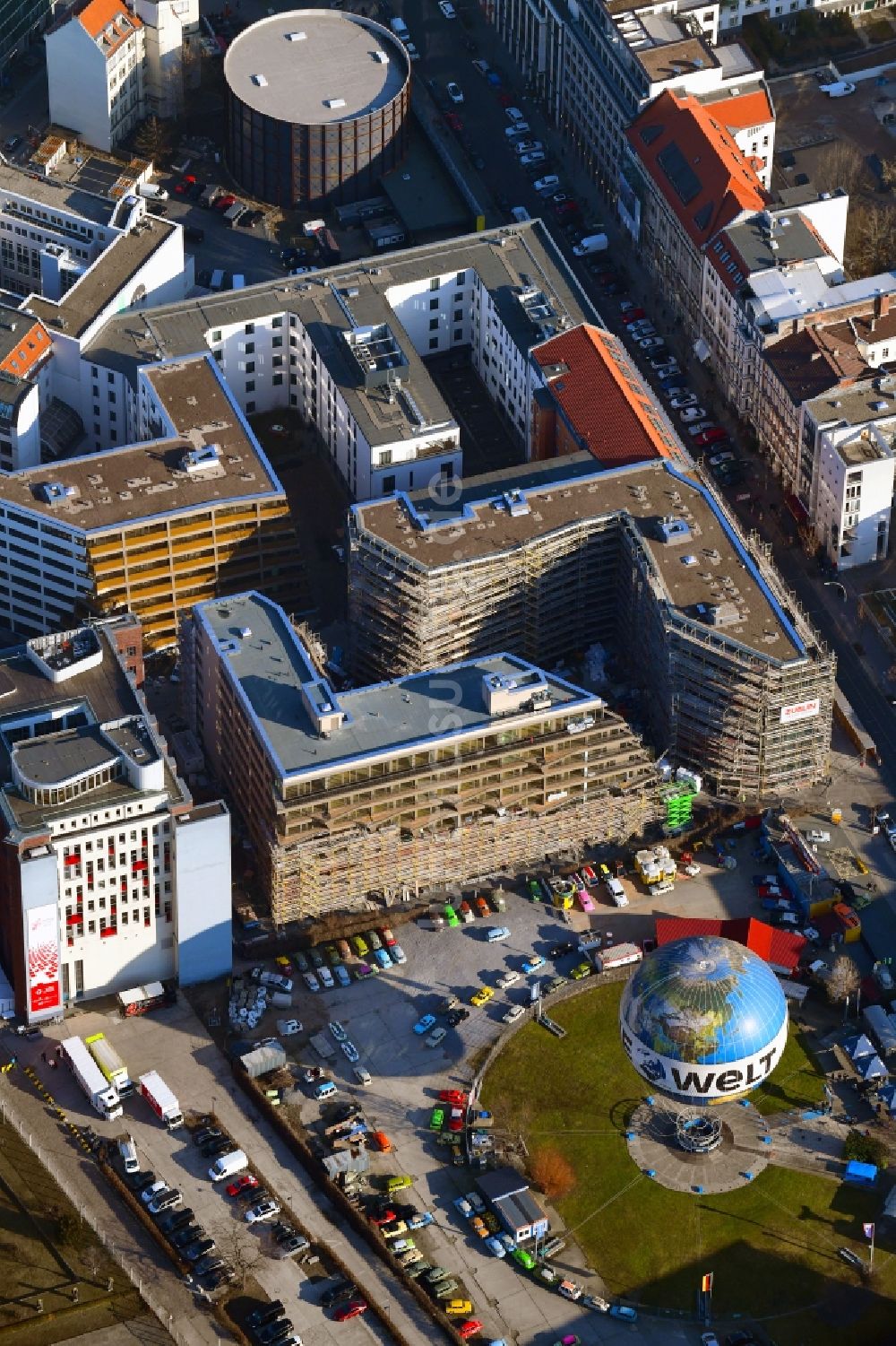 Berlin von oben - Baustelle zum Neubau einer Mehrfamilienhaus-Wohnanlage Charlie Livin in Mitte in Berlin, Deutschland