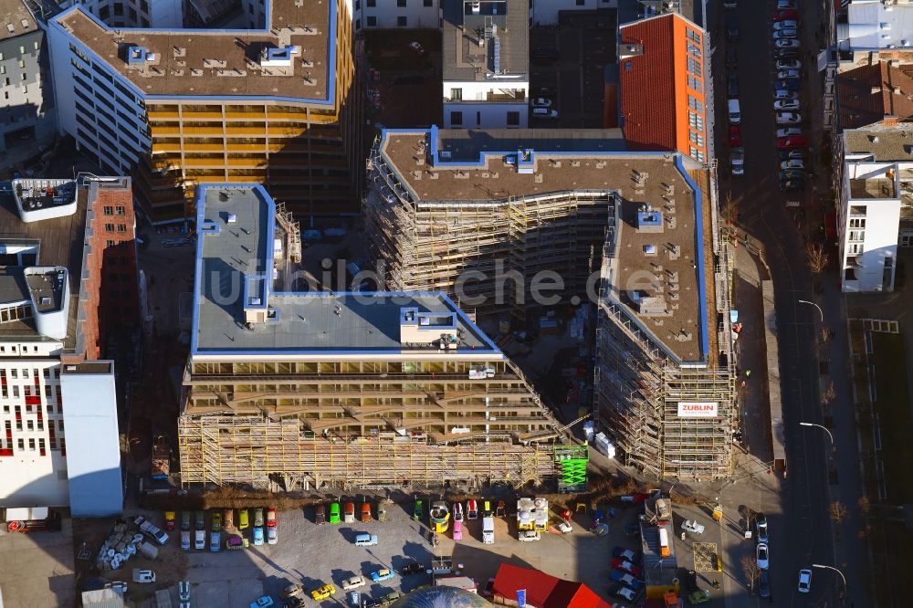 Luftbild Berlin - Baustelle zum Neubau einer Mehrfamilienhaus-Wohnanlage Charlie Livin in Mitte in Berlin, Deutschland