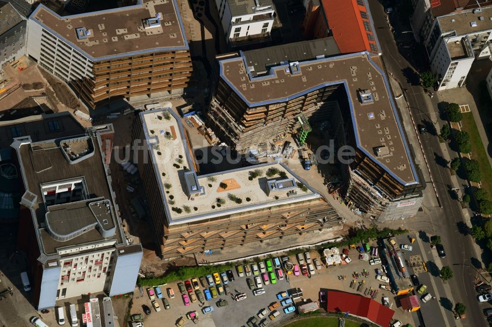Luftaufnahme Berlin - Baustelle zum Neubau einer Mehrfamilienhaus-Wohnanlage Charlie Livin in Mitte in Berlin, Deutschland