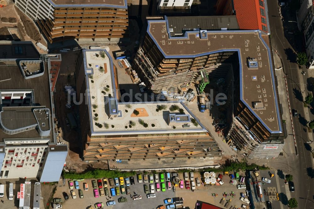 Berlin von oben - Baustelle zum Neubau einer Mehrfamilienhaus-Wohnanlage Charlie Livin in Mitte in Berlin, Deutschland