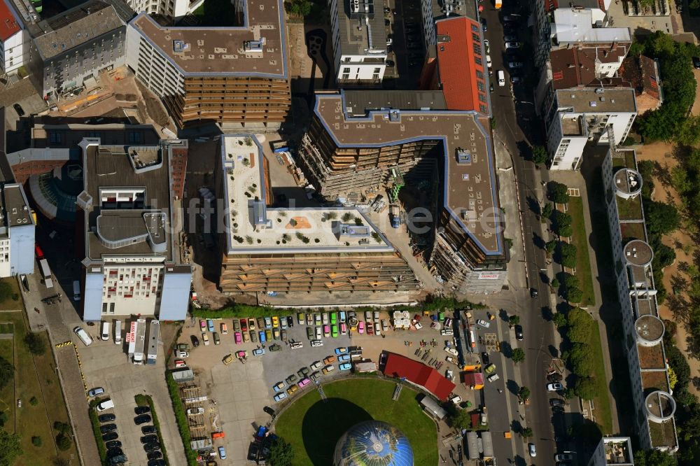 Berlin aus der Vogelperspektive: Baustelle zum Neubau einer Mehrfamilienhaus-Wohnanlage Charlie Livin in Mitte in Berlin, Deutschland