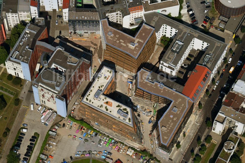 Luftbild Berlin - Baustelle zum Neubau einer Mehrfamilienhaus-Wohnanlage Charlie Livin in Mitte in Berlin, Deutschland